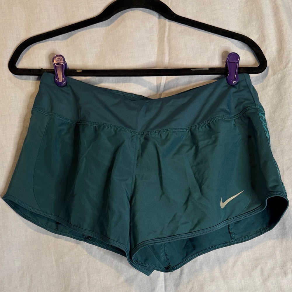 Nike Dri-Fit women’s shorts medium lined EUC